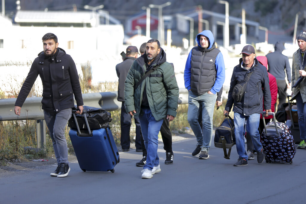גברים במעבר הגבול בין רוסיה לגאורגיה, עוזבים את המדינה לאחר שהנשיא ולדימיר פוטין הורה על גיוס חלקי (צילום: AP)