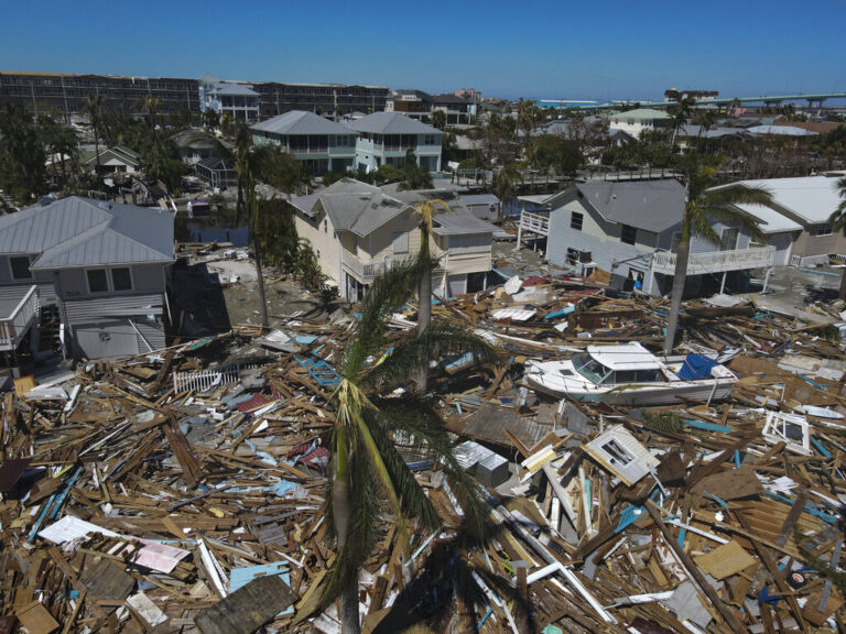 ארצות הברית, ספטמבר. בתים הרוסים שנסחפו בעקבות פגיעת הוריקן איאן בפורט מאיירס ביץ', פלורידה (צילום: AP/ Rebecca Blackwell)