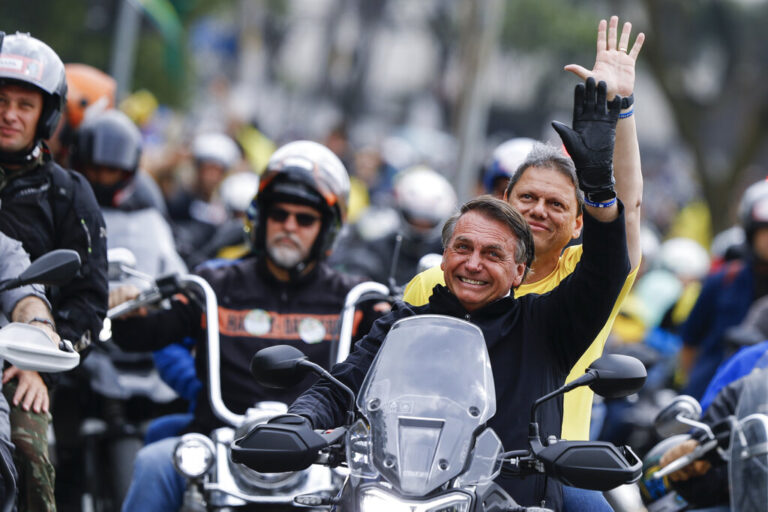 נשיא ברזיל ז'איר בולסונרו מוביל שיירת אופנוענים ברחובות סאו פאולו, עם המועמד למושל טרצ'יסיו דה פרייטאס (יושב מאחוריו) (צילום: AP Photo/Marcelo Chello)