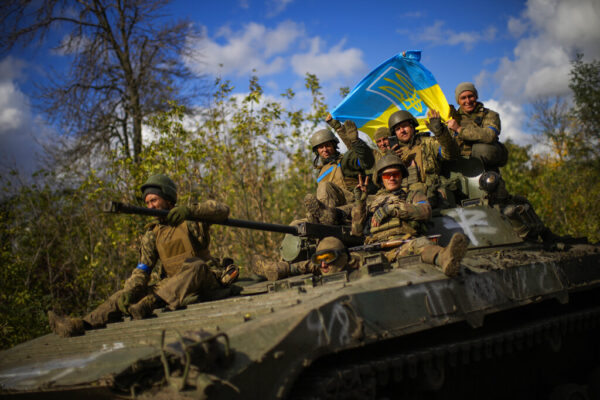 חיילים אוקראינים על רכב שריון (צילום: פרנסיסקו סיסו /AP)
