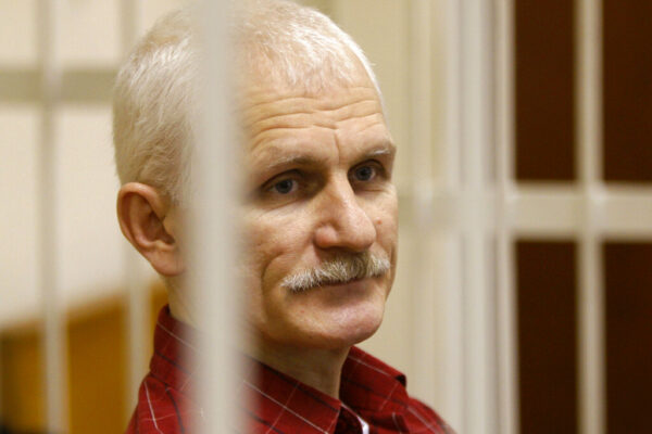 אלס ביאליאצקי, באחד ממעצריו בבלארוס (צילום: AP Photo/Sergei Grits, File)