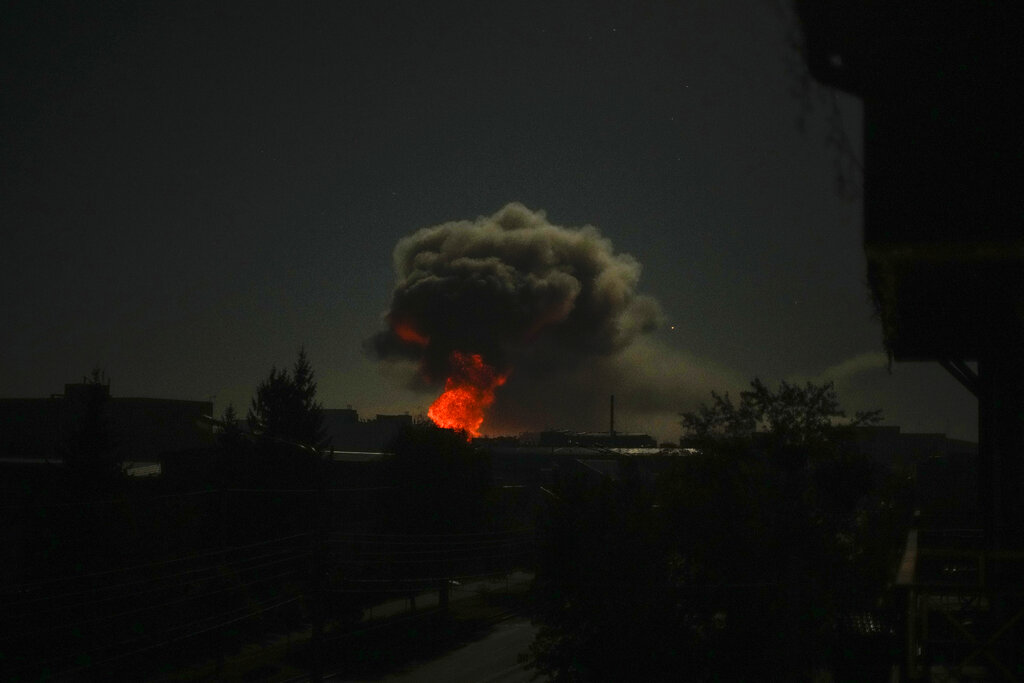 פיצוץ מעל העיר חרקיב, 8 באוקטובר 2022 (AP Photo/Francisco Seco)