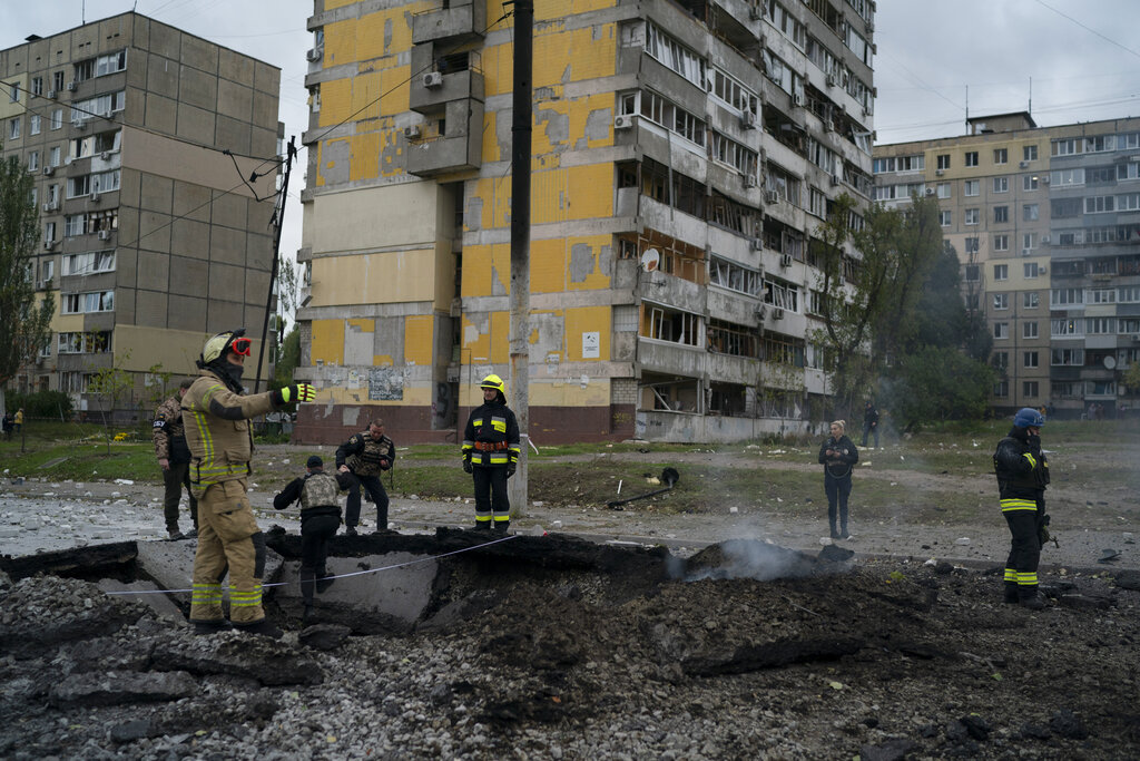 כבאים ושוטרים במקום הפיצוץ בדניפרו, אוקראינה (צילום: AP/Leo Correa)
