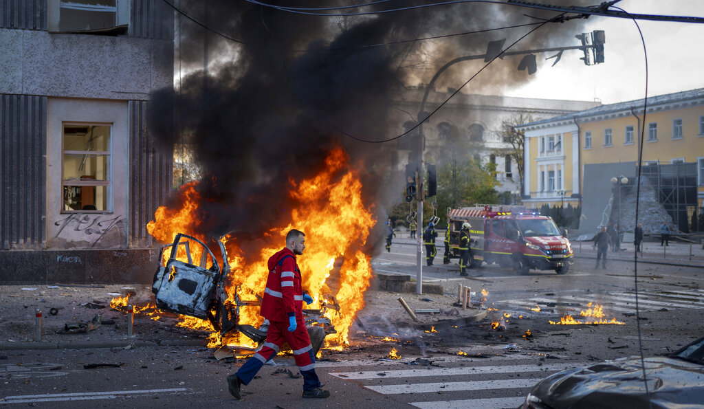 עובד שירותי הרפואה באוקראינה לאחר הפצצת רחובות בקייב (צילום: AP Photo/Roman Hrytsyna)
