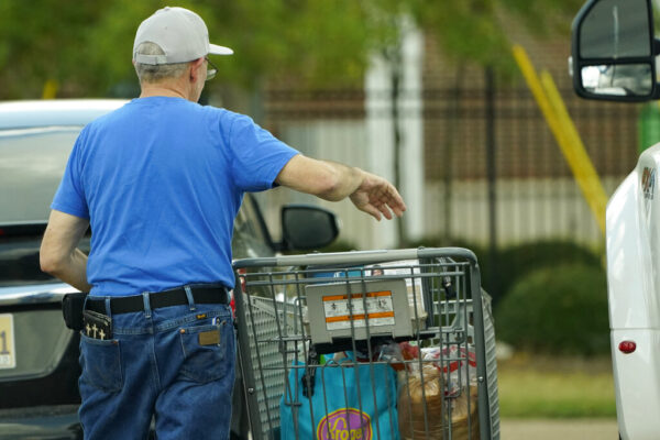 אינפלציה בארה"ב: אדם עושה קניות בג'קסון מיסיסיפי, אוקטובר 2022 (AP Photo/Rogelio V. Solis)
