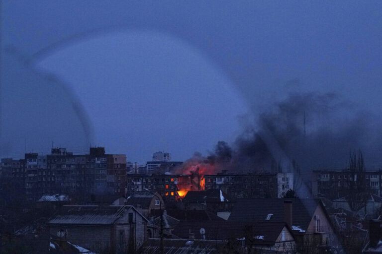 מבט מחלון שבור על בניין דירות בוער במריופול לאחר הפגזה רוסית, 11 במרץ 2022. &quot;כשאתה רואה מוחות של אנשים בדרך, ממש על המדרכה, כלום כבר לא משנה&quot; (AP Photo/Evgeniy Maloletka, File)