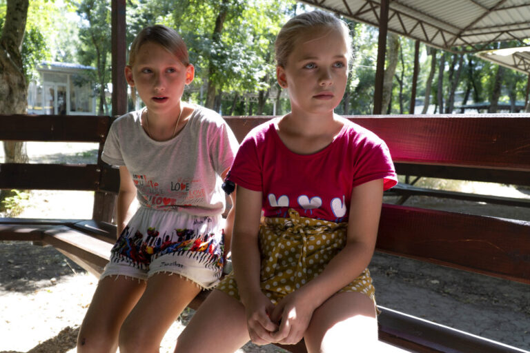 ירוסלבה רוגצ'יובה (מימין) ואולסיה ליאדצ'נקו, ילדות מאוקראינה, במחנה לילדים בזולוטיה קוסה, יולי 2022. ירוסלבה אומרת שהים ודונצק יחסרו לה, אבל היא כבר פגשה את משפחתה החדשה ואוהבת אותם (AP Photo)