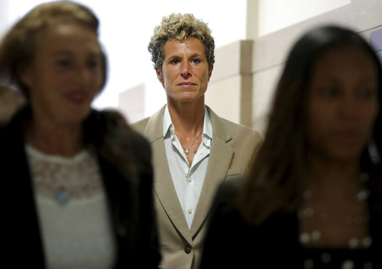 אנדריאה קונסטנד באולם בית המשפט בפנסילבניה בעת השימוע של ביל קוסבי. &quot;הרבה טראומה השתחררה. לשמור סודות בבטן זה מתכון למחלה&quot; (צילום: AP Photo)