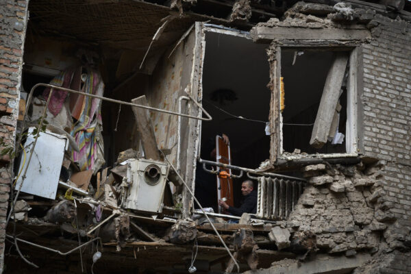 בית במזרח אוקראינה שהופצץ על ידי טילים רוסים (צילום: AP Photo/Andriy Andriyenko)
