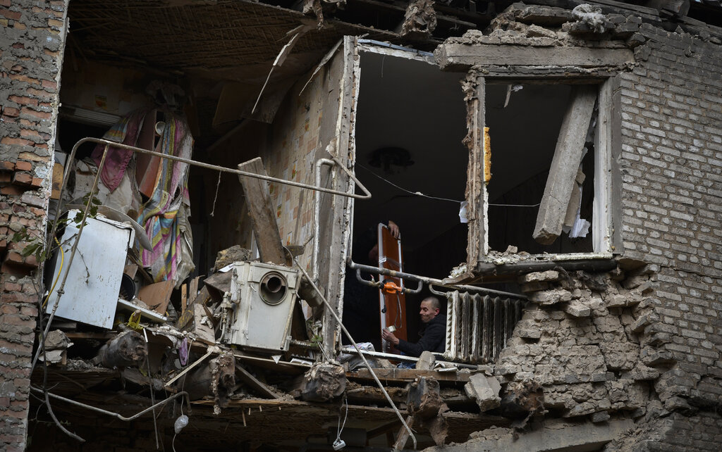 בית במזרח אוקראינה שהופצץ על ידי טילים רוסים (צילום: AP Photo/Andriy Andriyenko)