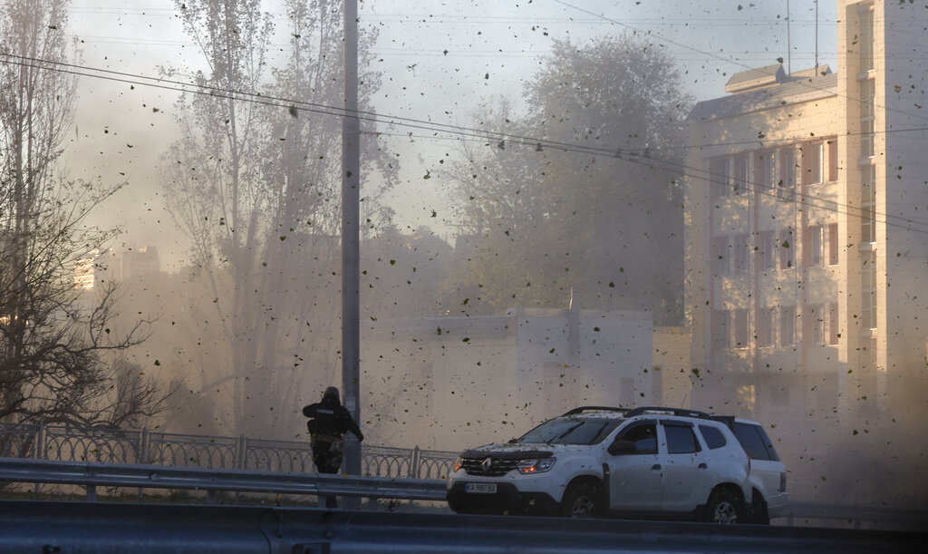 רסס של סלעים ואדמה כתוצאה מהתפוצצות של מל"ט בחצר בניין בקייב (צילום: AP Photo/Vadym Sarakhan)
