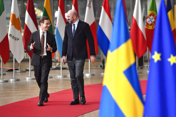 ראש ממשלת שבדיה אולף קריסטרסון ונשיא המועצה האירופית שארל מישל בכינוס מנהיגי האיחוד האירופי (צילום: AP Photo/Geert Vanden Wijngaert)