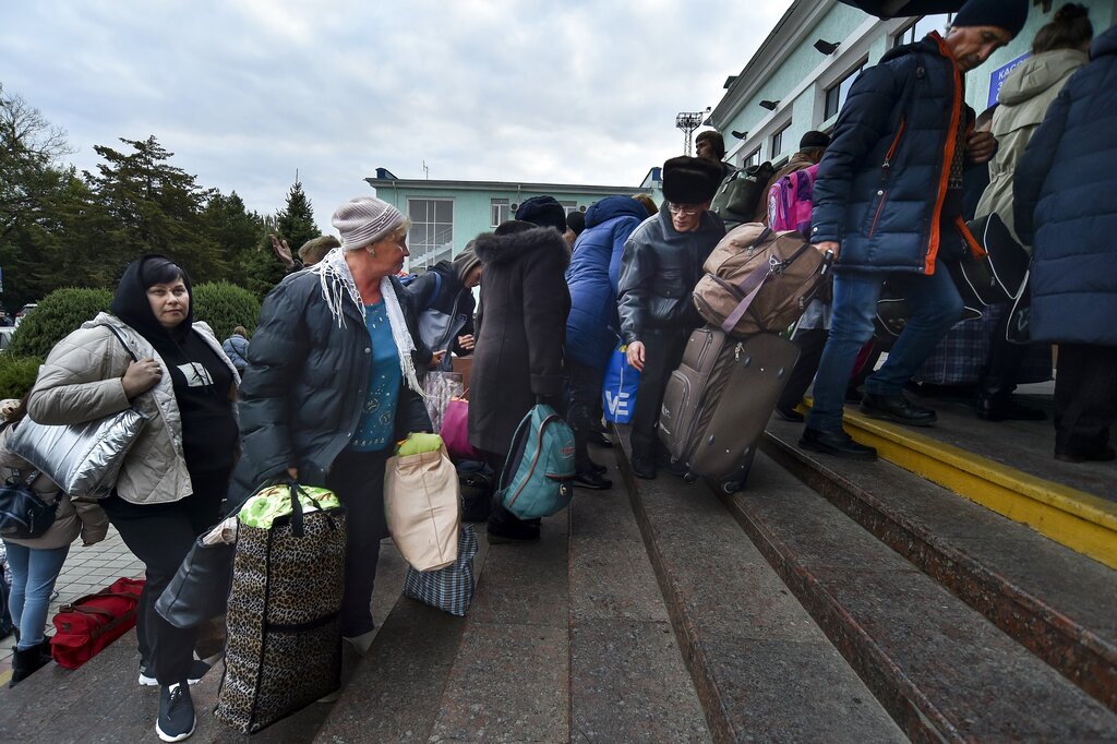 תושבי חרסון מתפנים מהאזור שסופח לרוסיה, לאחר שקיבלו הוראה לעזוב מחשש לחייהם (צילום: AP Photo)