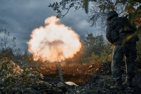 חיילים אוקראינים יורים על עמדות רוסיות באזור דונייצק (צילום: AP Photo/LIBKOS)
