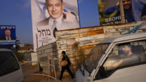 שלטי חוצות של יו"ר הליכוד בנימין נתניהו ויו"ר ישראל ביתנו אביגדור ליברמן בבחירות בבני ברק, לקראת בחירות 2022 (AP Photo/Oded Balilty)