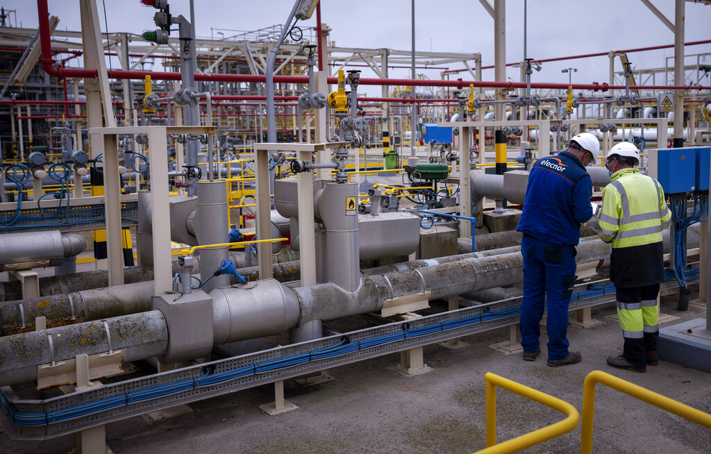 עובדי אנגאז, המפעל האירופי הגדול ביותר לייצור גז טבעי נוזלי בברצלונה, ספרד (צילום ארכיון: AP Photo/Emilio Morenatti, File)