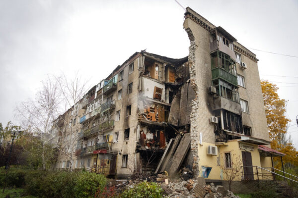 בית שנהרס מהפצצה רוסית בעיר בחמוט שבמחוז דונצק במזרח אוקראינה (AP Photo/Efrem Lukatsky)