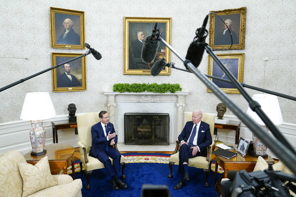 נשיא ארה״ב ג׳ו ביידן והנשיא יצחק (בוז׳י) הרצוג בפגישתם בבית הלבן (צילום: AP Photo/Patrick Semansky)