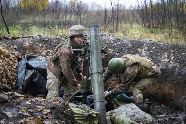 חיילים אוקראינים מכוונים מרגמה בעמדה בפאתי העיר בחמוט, שממוקמת במחוז דונצק במזרח אוקראינה, 27 באוקטובר 2022 (AP Photo/Efrem Lukatsky)