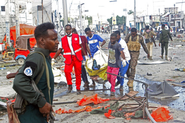כוחות הצלה בזירת הפיגוע במוגדישו, סומליה (צילום: AP Photo/Farah Abdi Warsameh)