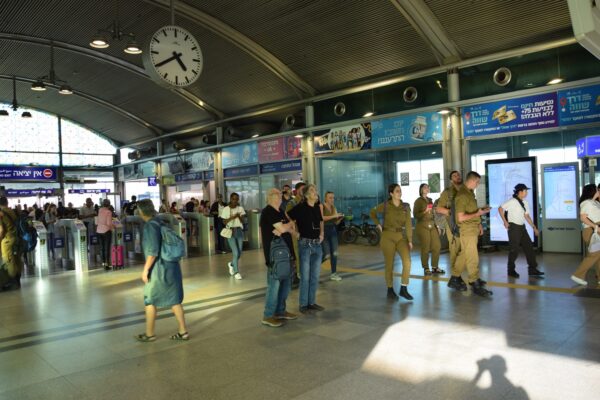 נוסעים בתחנת רכבת ההגנה בתל אביב (צילום: אור גואטה)