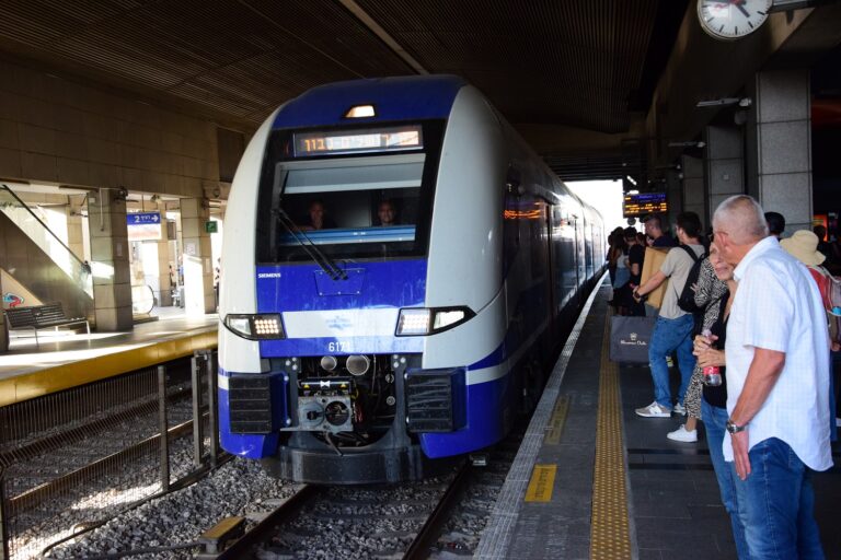 רכבת לתחנת יצחק נבון בירושלים. "בחיפה יש ארבע תחנות, בתל אביב חמש, ובירושלים לקח עשור לבנות את התחנה הראשונה" (צילום: אור גואטה)
