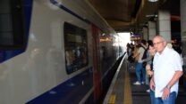 נוסעים בעלייה לרכבת (צילום: אור גואטה)