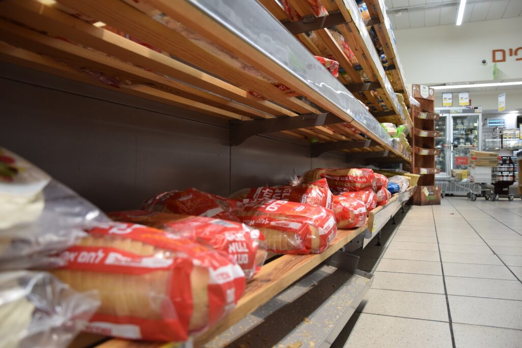 לחם לבן בסופרמרקט. &quot;יש היום תחליפים בריאים למוצרים המסובסדים כמו קמח לבן&quot; (צילום: אור גואטה)