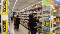 קונים וקונות בסופרמרקט בירושלים (צילום: אור גואטה)