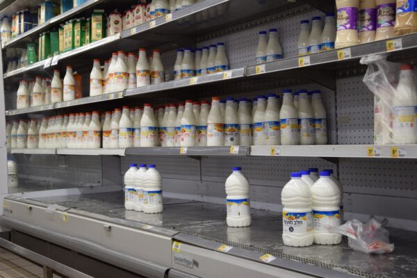 חלב במדפי סופרמרקט בירושלים (צילום: אור גואטה)