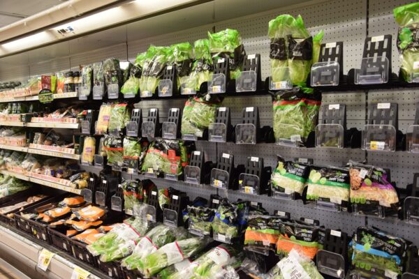 מדפי ירק מתרוקנים בסופרמרקט (צילום: אור גואטה)