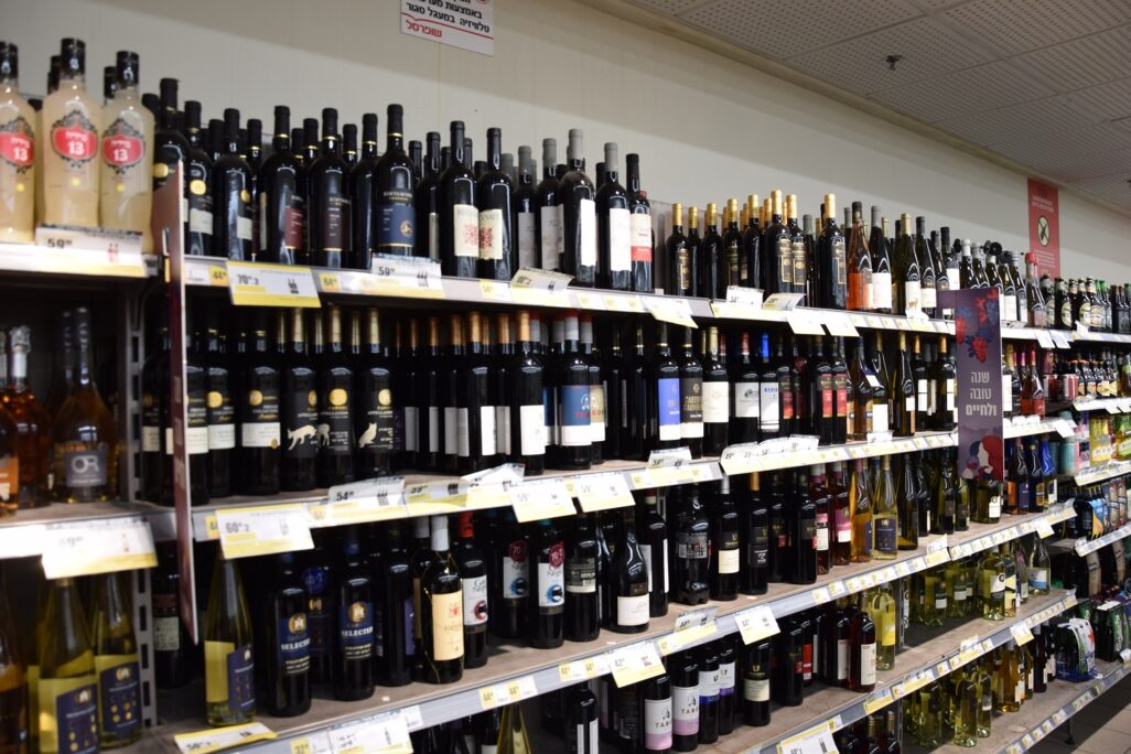 מדפי יינות ואלכוהול בסופרמרקט (צילום: אור גואטה)