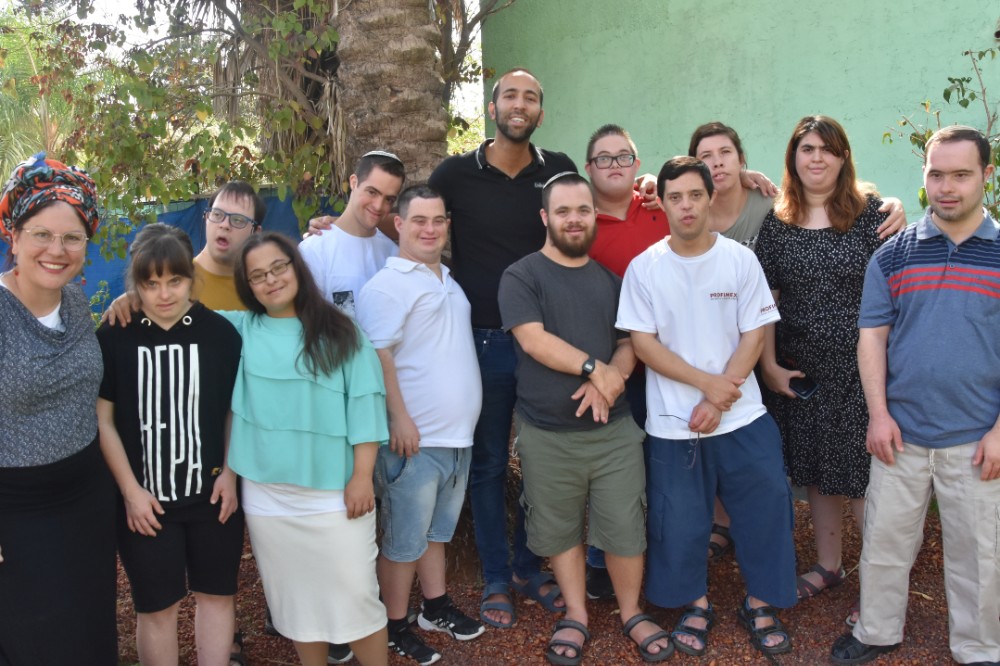 תלמידי פרויקט שילובים והצוות (צילום: הדס יום טוב)