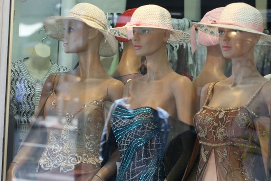 חלון ראווה של חנות בגדים (צילום אילוסטרציה: לירון אלמוג/ פלאש90)