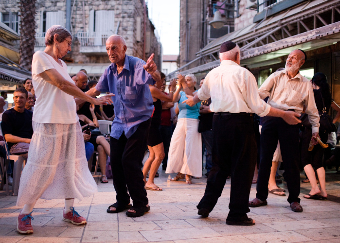 אנשים מבוגרים רוקדים בשוק מחנה יהודה בירושלים (צילום: מתניה טאוסיג/פלאש90)