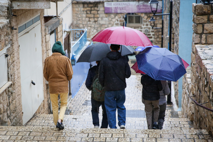 יום גשום בצפת (צילום: דוד כהן/פלאש 90) יום גשום בצפת (צילום: דוד כהן/פלאש 90)