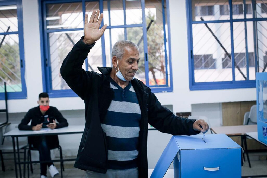 מצביע בבחירות לכנסת ה-24 בכפר מנדא, 23 במרץ 2021 (צילום ארכיון: ג'מאל עואד, פלאש 90)