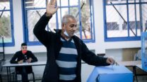 מצביע בבחירות לכנסת ה-24 בכפר מנדא, 23 במרץ 2021 (צילום ארכיון: ג'מאל עואד, פלאש 90)