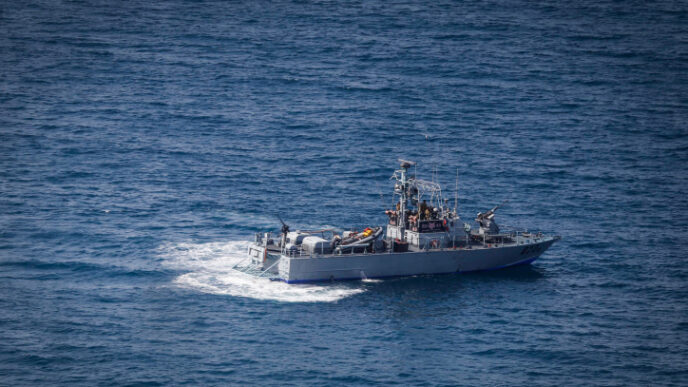 سفينة حربية إسرائيلية في المياه الإقليمية لإسرائيل بجانب الحدود مع لبنان، مقابل رأس الناقورة، أيار/ مايو 2021 (تصوير: جمال عوض / فلاش 90)