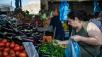קונה ירקות בשוק תלפיות בחיפה. למצולמת אין קשר לכתבה (צילום: שיר תורם/פלאש90)