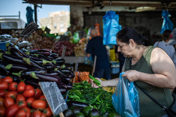 קונה ירקות בשוק תלפיות בחיפה. למצולמת אין קשר לכתבה (צילום: שיר תורם/פלאש90)