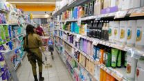 אזור מוצרי היגיינה וניקיון בסופרמרקט בישראל, למצולמים אין קשר לכתבה (צילום: מיכאל גלעדי/ פלאש90)
