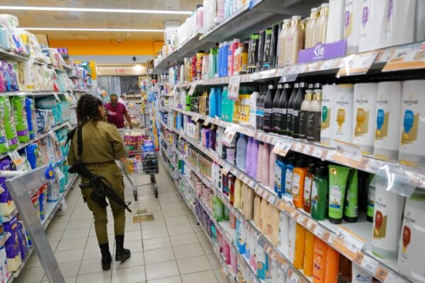 אזור מוצרי היגיינה וניקיון בסופרמרקט בישראל, למצולמים אין קשר לכתבה (צילום: מיכאל גלעדי/ פלאש90)