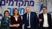 הודעה על הסכם השכר בין האוצר להסתדרות המורים, מימין לשמאל: הממונה על השכר באוצר, קובי בר נתן; אביגדור ליברמן, יפעת שאשא ביטון, יפה בן דוד (צילום: תומר נויברג\פלאש90)