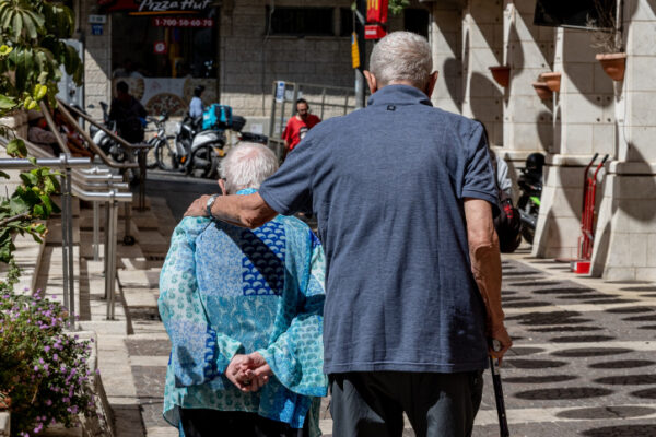 זוג מבוגר הולך בירושלים (צילום: נתי שוחט/פלאש90)