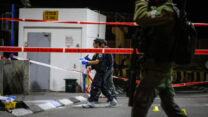 כוחות ביטחון אוספים ראיות מזירת הפיגוע (צילום: אוליבייה פיטוסיפלאש90)
