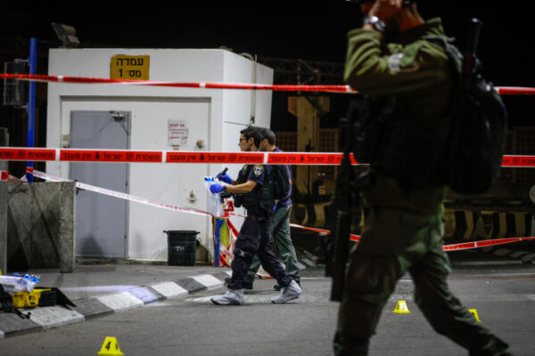 כוחות ביטחון אוספים ראיות מזירת הפיגוע (צילום: אוליבייה פיטוסיפלאש90)