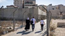 משפחה במחנה הפליטים שועפאט (צילום: יונתן זינדל/פלאש90)