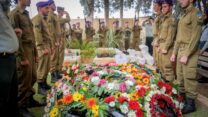 הלווייתו של סמ״ר עידו ברוך שנהרג בפיגוע ירי סמוך לשבי שומרון (צילום: פלאש90)