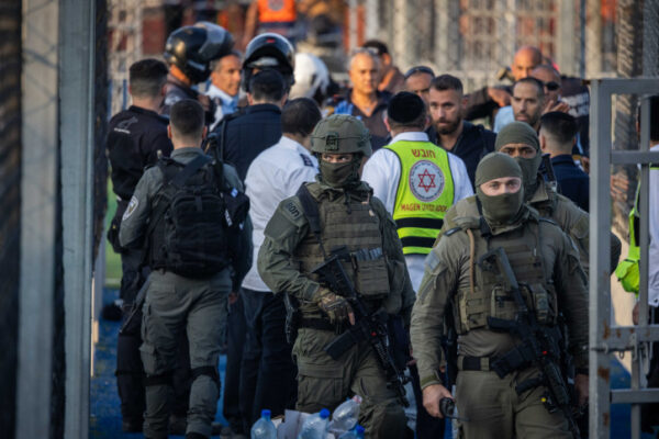כוחות ביטחון והצלה בזירה בה נתפס המחבל האחראי לפיגוע הדקירה בירושלים (צילום: יונתן זינדל/פלאש90)